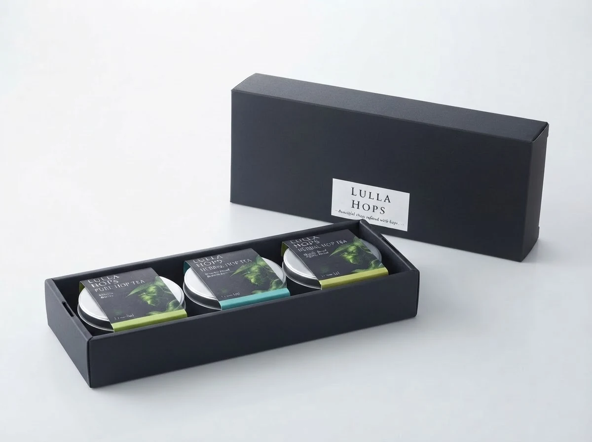 LULLAHOPS のロゴ入りの黒いギフトボックス。中にホップティー3種の缶が並んでいる
